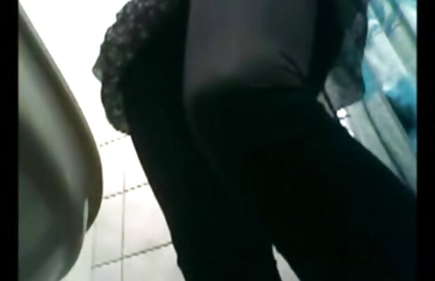 XXX مرد گسترش بیشتر ناز سکس در سمت راست ساحل