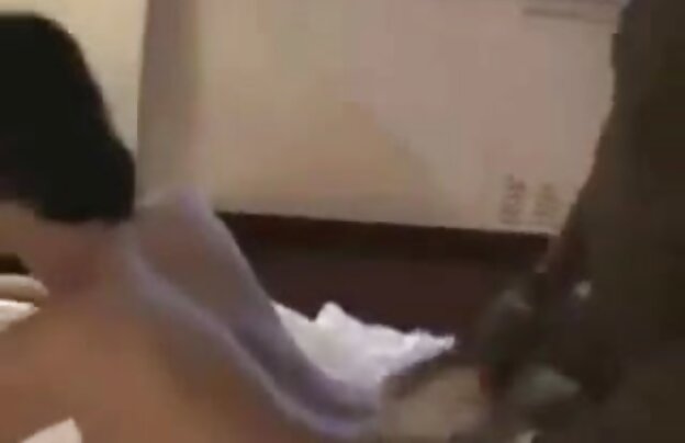 XXX کودک نشسته بر فیلم ناز سکسی روی زمین و می گویند در بیدمشک او