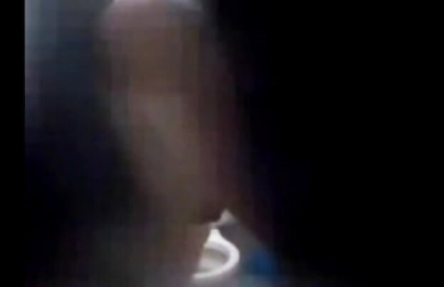 XXX مردی به نام همسر خود را به شرکت در دختر ناز سکسی یک جمعی با دوستان خود. دختر به این توافق رسیدند تجارت جالب و مردان را با او در میان دو براکت در هر یک از سوراخ!