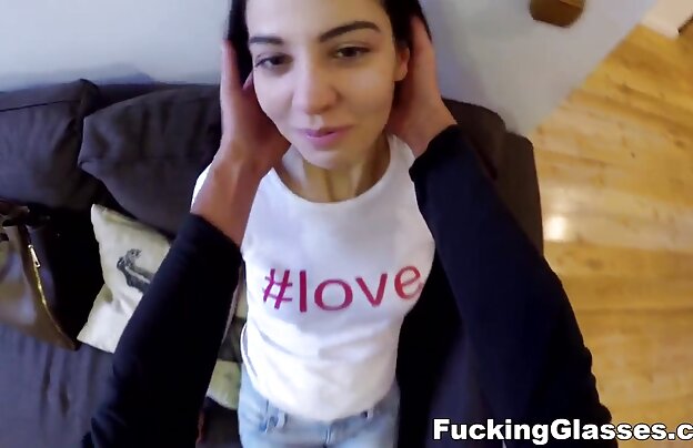 XXX دختر کوچک لذت بردن از sexناز سفر به منطقه