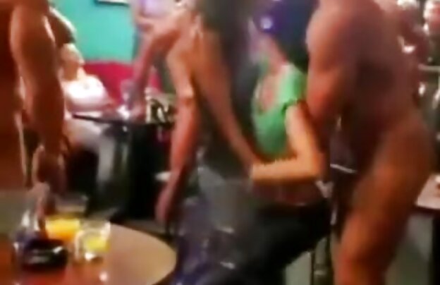 XXX نقاشی فاحشه قرار فرزانه ناز فلم سکس داده و دست او را در لباس زیر خود را و انگشت ریم الود
