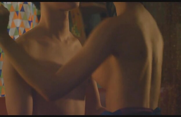 XXX سبزه نازک گسترش شدید در زیرزمین با یک مرد. مرد ضرب و شتم تیم خود را با شلاق شلاق و خوراکی با سوپر فرزانه ناز صدای بلند از درد.