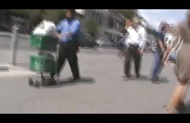 XXX لزبین لزبین در آغوش گرفتن دختر سکسی ناز بر روی نیمکت.