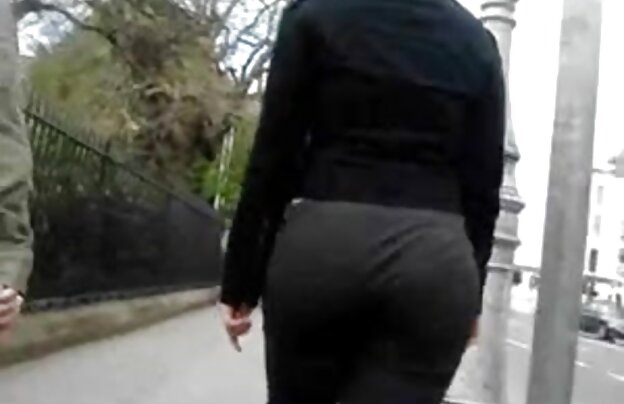 XXX رابطه جنسی با یک زن جذاب جنگل سکسفرزانه ناز و یک سگ ماده