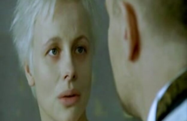 XXX سبزه, زرق و برق دار گسترش پاهای جذاب و شروع به عکسهای سکسی ناز مات و متحیر کردن خودش با داغ و زیبا از لب
